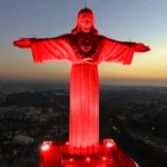 Monumentos iluminados de vermelho recordam perseguição aos cristãos