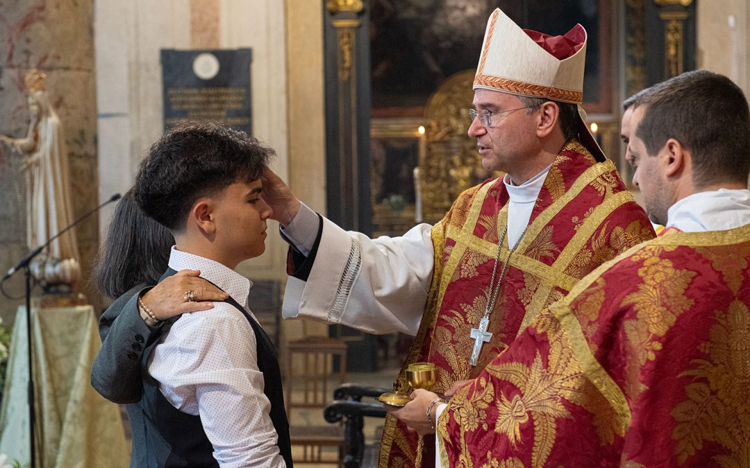 “O Espírito Santo quer conquistar os vossos corações”, diz bispo de Setúbal aos crismandos