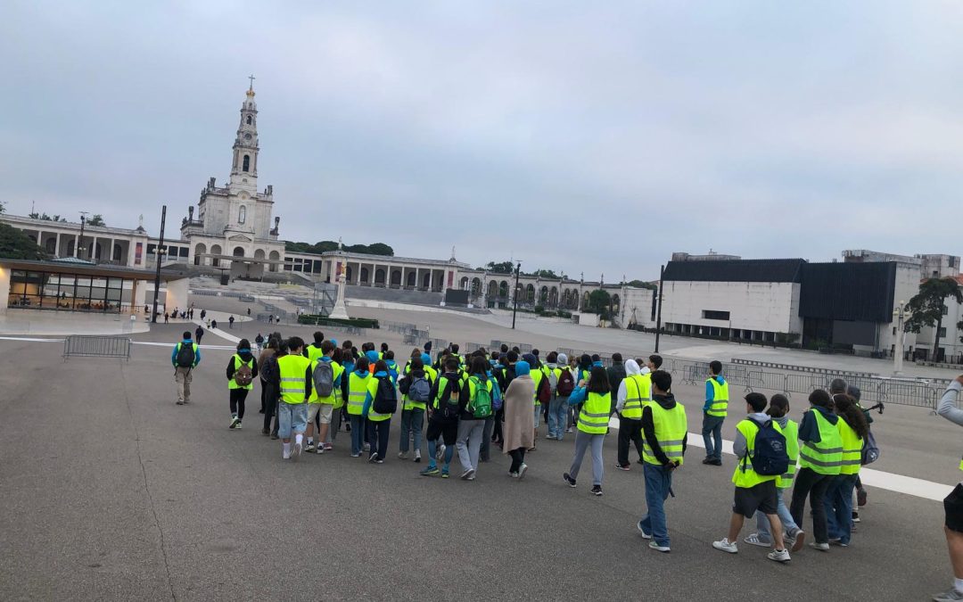 Externato diocesano peregrina a pé a Fátima