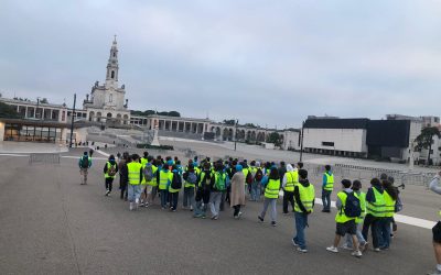 Externato diocesano peregrina a pé a Fátima