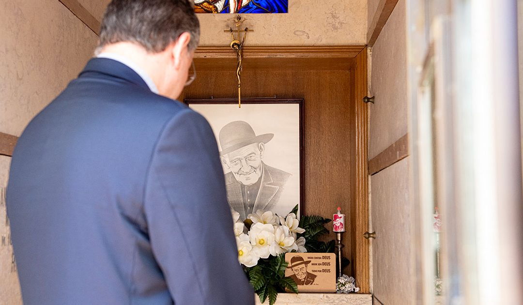 Visita ao jazigo do Pe. Cruz no Cemitério de Benfica