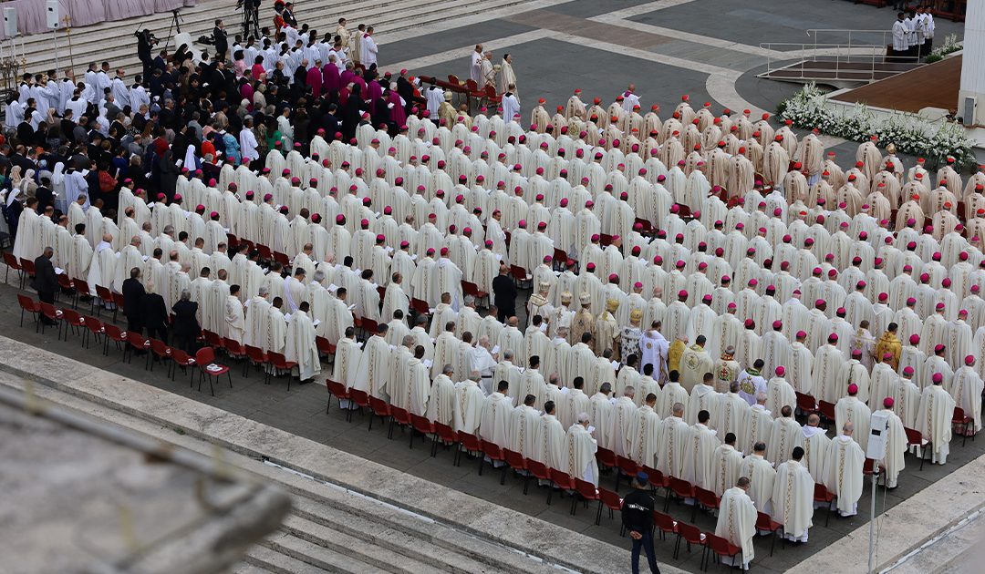 Missa de Abertura da XVI Assembleia Geral do Sínodo dos Bispos. Papa apela a um dia de oração e jejum pela Paz.