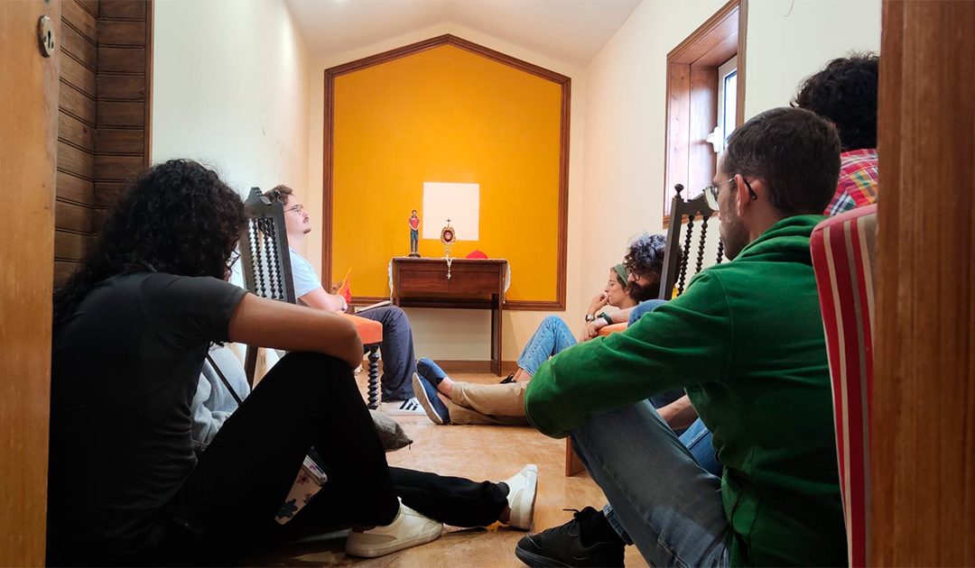Departamento da Juventude Une-se em Oração Pela Paz Junto da Relíquia do Beato Carlo Acutis