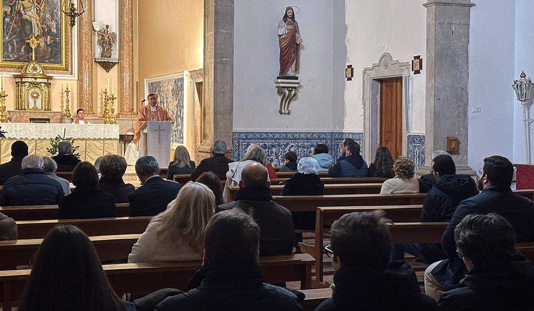 Missa na paróquia de Santa Cruz