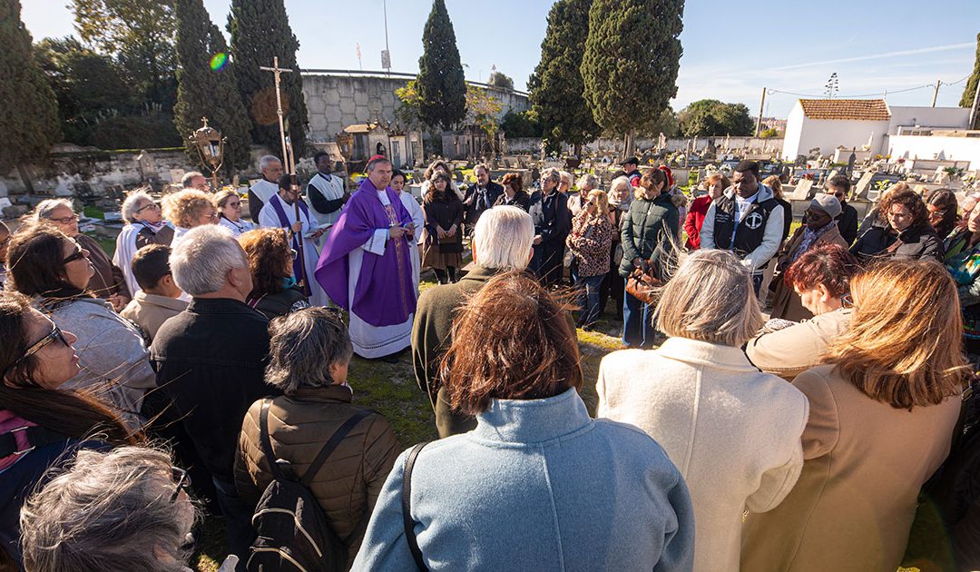 D. Américo Aguiar inicia Advento com Oração de Desagravo no Cemitério de Alhos Vedros