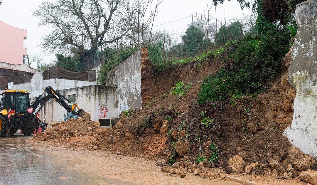 Chuva provoca derrocada do muro do Seminário de S. Paulo